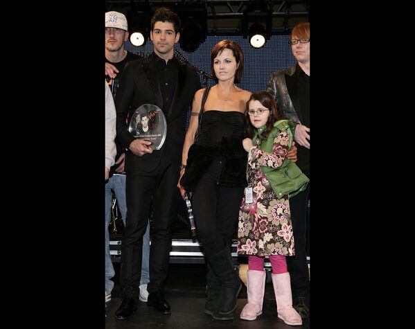 Долорес О'Риордан и ее старшая дочь дочь Молли во время вручения награды European Border Breakers Awards 27 января 2008 года в Каннах. - Sputnik Беларусь