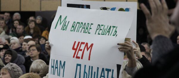 Плакаты местных жителей на встрече. - Sputnik Беларусь