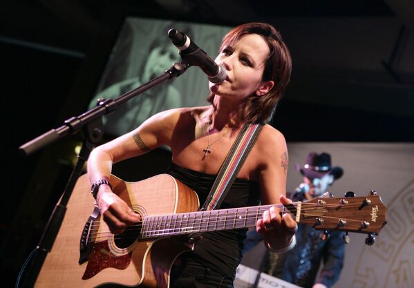 Во время сольной карьеры О’Риордан также выпустила несколько альбомов: мелодичный Are You Listening? (2007) и очень откровенный No Baggage (2009), центральные песни которых посвящены ее дочерям. - Sputnik Беларусь