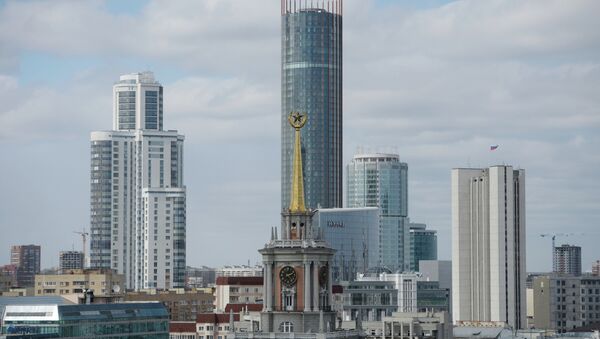 Башня городской ратуши на фоне Екатеринбург Сити - Sputnik Беларусь