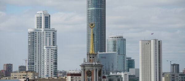 Башня городской ратуши на фоне Екатеринбург Сити - Sputnik Беларусь