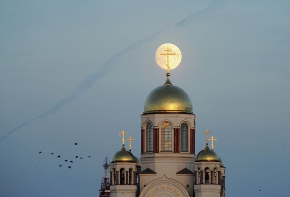 Полнолуние над Храмом-на-Крови в Екатеринбурге - Sputnik Беларусь