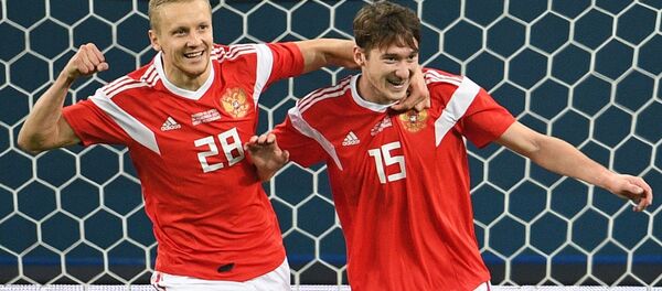 Игроки сборной России Игорь Смольников и Алексей Миранчук (справа) - Sputnik Беларусь