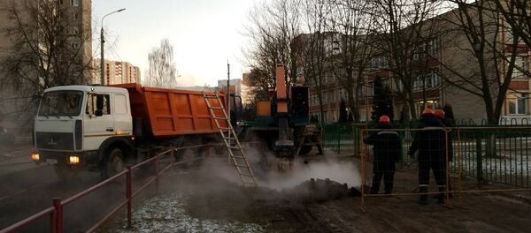 Ликвидация последствий аварии на тепломагистрали в Минске - Sputnik Беларусь