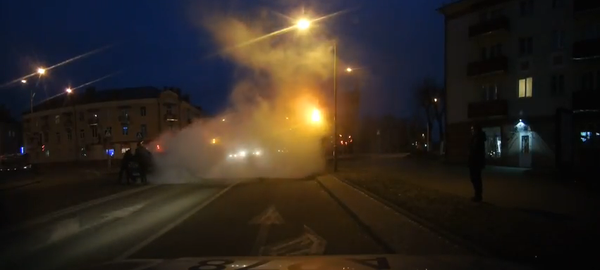 Фольксваген Пассат загорелся на улице в Лиде - Sputnik Беларусь