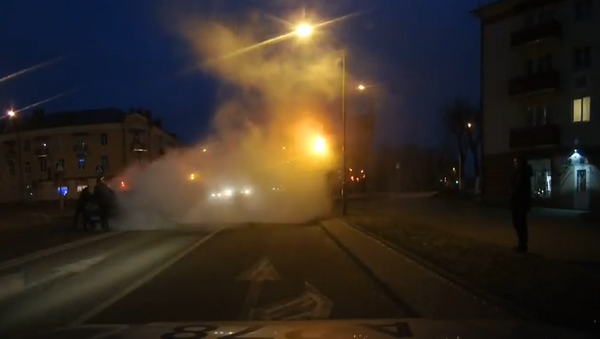 Фольксваген Пассат загорелся на улице в Лиде - Sputnik Беларусь