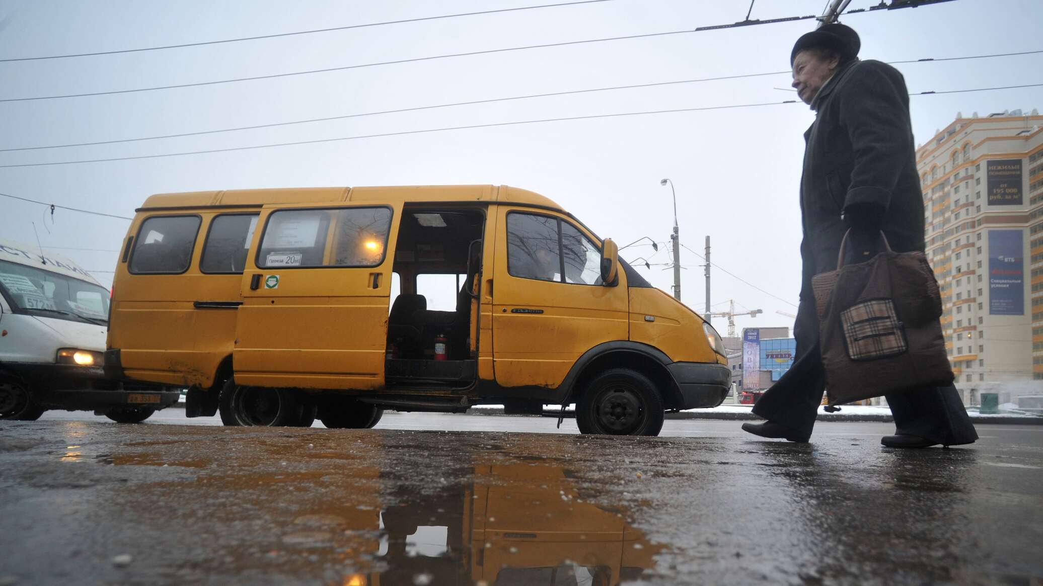 Водитель маршрутки в Гродно потерял пассажира – женщина выпала на ходу -  20.12.2019, Sputnik Беларусь