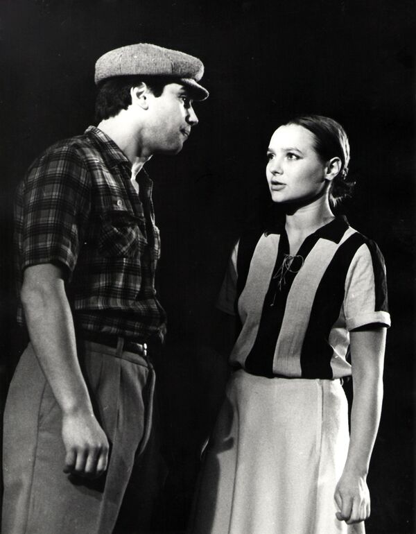 Актриса Елена Мольченко во время спектакля Завтра была война - Sputnik Беларусь