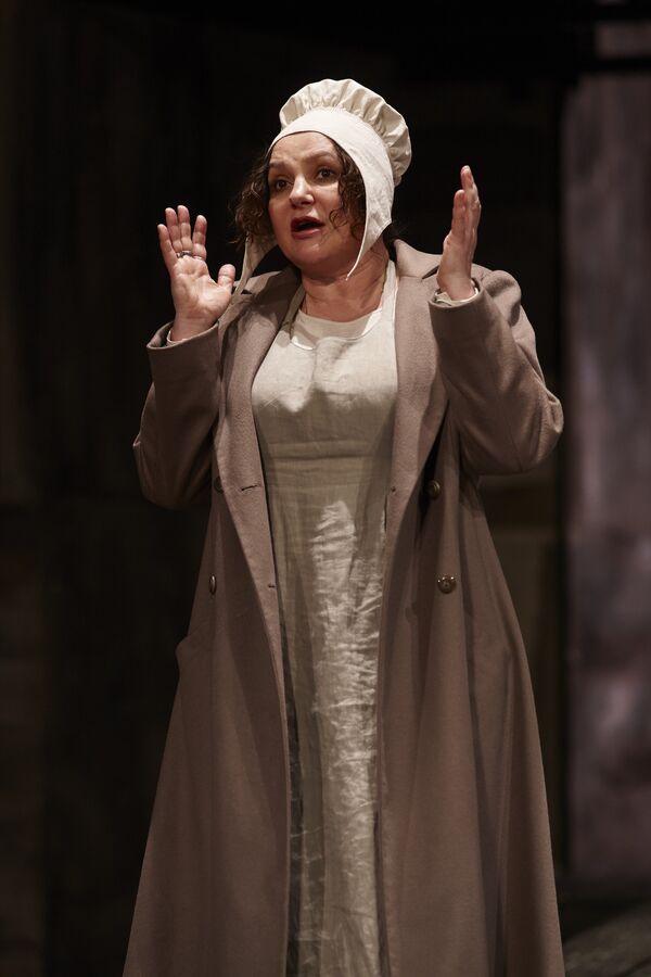 Актриса Елена Мольченко во время спектакля Кавказский меловой круг - Sputnik Беларусь