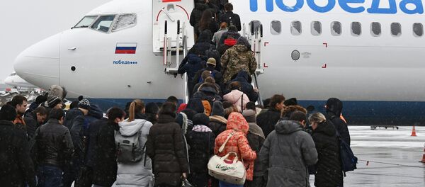 Пассажиры поднимаются на борт нового самолета Boeing 737-800 авиакомпании Победа - Sputnik Беларусь