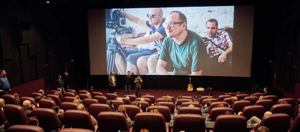 У Falcon Club Буцік Кіно адбыўся першы ў Беларусі кінатэатральны паказ маладзёжнай драмы Вышэй за неба У Falcon Club Буцік Кіно адбыўся першы ў Беларусі кінатэатральны паказ маладзёжнай драмы Вышэй за неба - Sputnik Беларусь