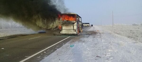 В Иргизском районе Актюбинской области на автодороге Самара — Шымкент в 10 километрах от поселка Калыбай во время движения произошло загорание пассажирского автобуса марки Икарус В Иргизском районе Актюбинской области на автодороге Самара — Шымкент в 10 километрах от поселка Калыбай во время движения произошло загорание пассажирского автобуса марки Икарус - Sputnik Беларусь