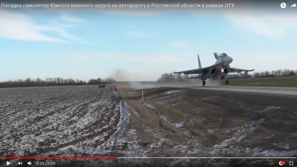 Видеофакт: боевые самолеты отработали посадку на скоростное шоссе - Sputnik Беларусь