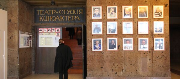 Актеры идут на церемонию прощания с Петром Юрченковым-младшим - Sputnik Беларусь