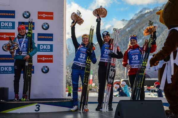 Дарья Домрачева участвует в цветочной церемонии после спринта в Антхольце Дарья Домрачева участвует в цветочной церемонии после спринта в Антхольце - Sputnik Беларусь