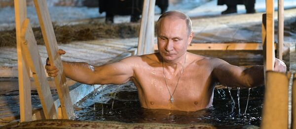Президент РФ В. Путин принял участие в крещенских купаниях на озере Селигер - Sputnik Беларусь