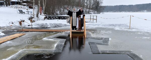 Прорубь на озере Вяча под Минском, архивное фото - Sputnik Беларусь