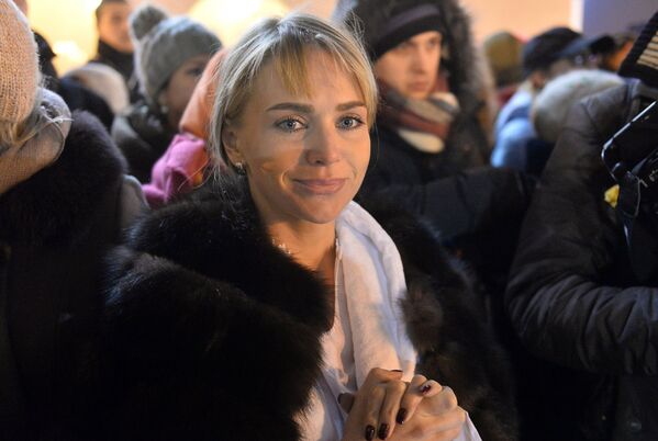 Певица Алена Ланская одной из первых окунулась в купели Всехсвятской церкви в Минске - Sputnik Беларусь