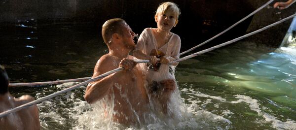 Минчане принимают участие в крещенских купаниях купели Храма Всех Святых в Минске - Sputnik Беларусь