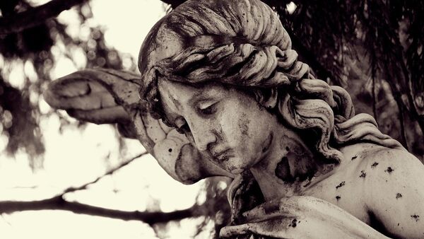 Статуя ангела на кладбище - Sputnik Беларусь