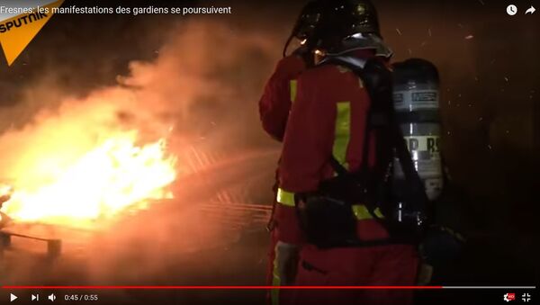 Видеофакт: протестующие устроили пожар у одной из тюрем во Франции - Sputnik Беларусь