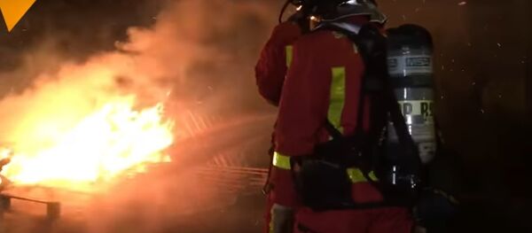 Видеофакт: протестующие устроили пожар у одной из тюрем во Франции - Sputnik Беларусь