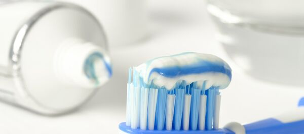 Зубная щетка с пастой, архивное фото - Sputnik Беларусь