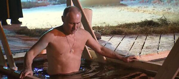 Путин окунулся в прорубь на Селигере - Sputnik Беларусь