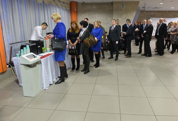 Перед работой форума делегаты угостились ароматным кофе: многие из них приехали издалека - Sputnik Беларусь