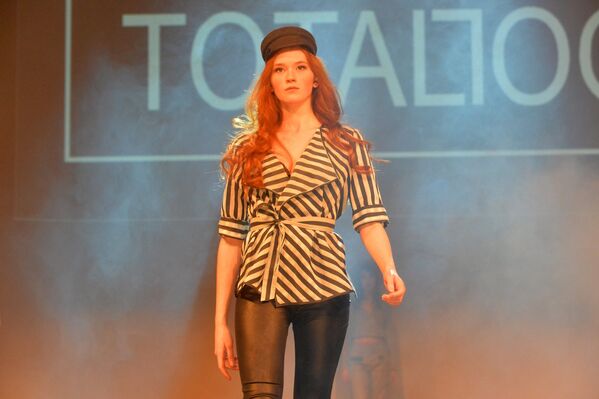 Выпускница школы демонстрирует одежду бренда Totallook. - Sputnik Беларусь