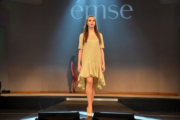 Выпускники Национальной школы красоты демонстрируют коллекцию одежды бренда Emse. - Sputnik Беларусь