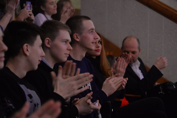 Друзья, родители и родственники пришли на отчетный показ выпуска Национальной школы красоты. - Sputnik Беларусь