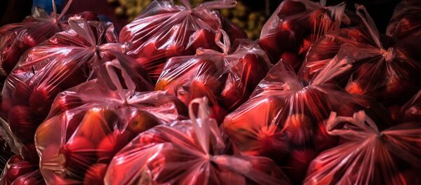 Фрукты в пластиковых пакетах - Sputnik Беларусь