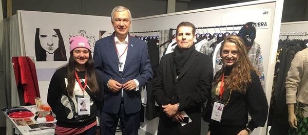 Падтрымаць беларускіх дызайнераў прыйшоў Пасол Беларусі ў Францыі Павел Латушка (злева ў цэнтры) Падтрымаць беларускіх дызайнераў прыйшоў Пасол Беларусі ў Францыі Павел Латушка (злева ў цэнтры) - Sputnik Беларусь