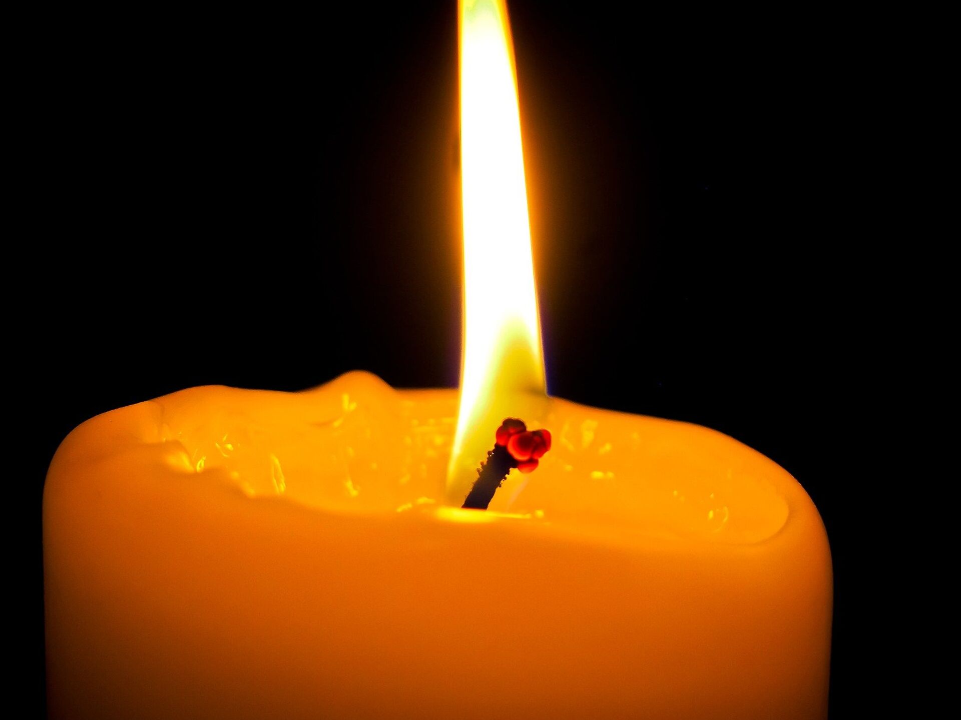 Горящая свеча 22.03 2024. Свеча. Горящие свечи. Восковые свечи. Горение свечи.