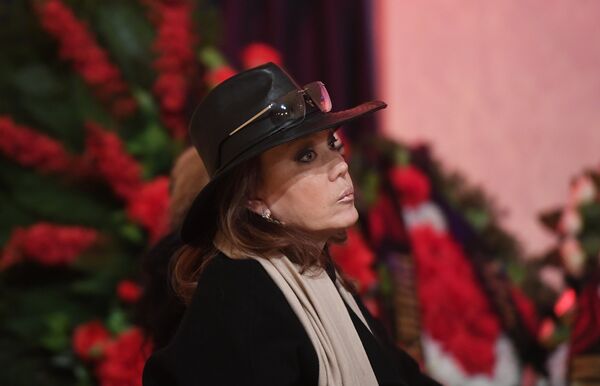 Певица Азиза на церемонии прощания с композитором Владимиром Шаинским  - Sputnik Беларусь