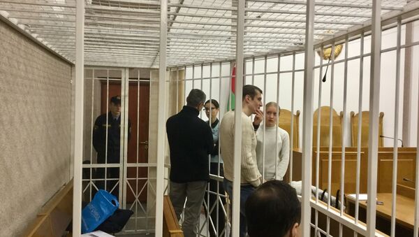 Обвиняемые по делу Регнум беседуют с адвокатами накануне  заседания суда - Sputnik Беларусь
