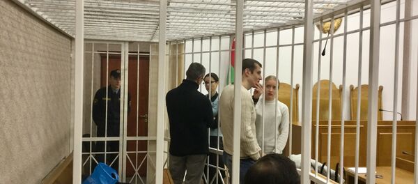 Обвиняемые по делу Регнум беседуют с адвокатами накануне заседания суда Обвиняемые по делу Регнум беседуют с адвокатами накануне заседания суда - Sputnik Беларусь