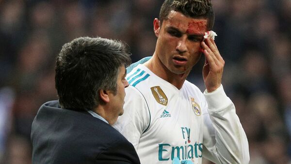 Роналду во время футбольного матча против Депортиво разбили лицо - Sputnik Беларусь