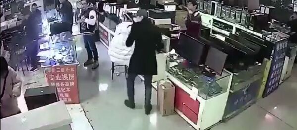 Взрыв телефона в магазине - Sputnik Беларусь