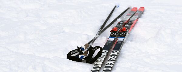 Лыжи и палки на снегу Лыжи и палки на снегу - Sputnik Беларусь