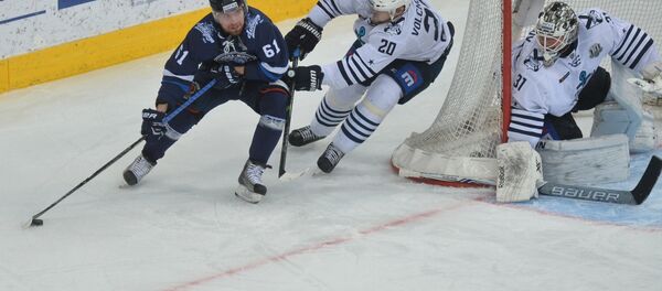 Нападающий минского Динамо Андрей Степанов в матче КХЛ против Адмирала - Sputnik Беларусь