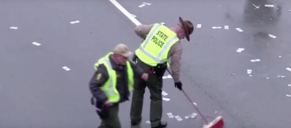 Деньги с неба падают: после ДТП трассу в США засыпало банкнотами - Sputnik Беларусь