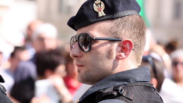 Итальянский полицейский, архивное фото - Sputnik Беларусь