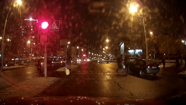 Водитель въехал в пешеходов на переходе в Минске - Sputnik Беларусь