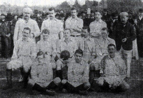 Футболисты сборной Аргентины перед первым официальным матчем (1902) Футболисты сборной Аргентины перед первым официальным матчем (1902) - Sputnik Беларусь