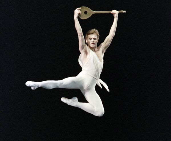 Михаил Барышников в постановке Американского театра балета в 1988 году.Он постепенно уходит от классического танца, сделавшего его знаменитым, однако продолжает выступать в труппе. - Sputnik Беларусь