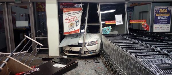 Шкода передней частью въехала в двери Евроопта Шкода передней частью въехала в двери Евроопта - Sputnik Беларусь