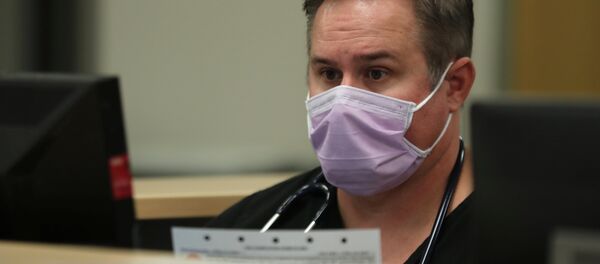 Медработник в одном из медцентров в Калифорнии - Sputnik Беларусь