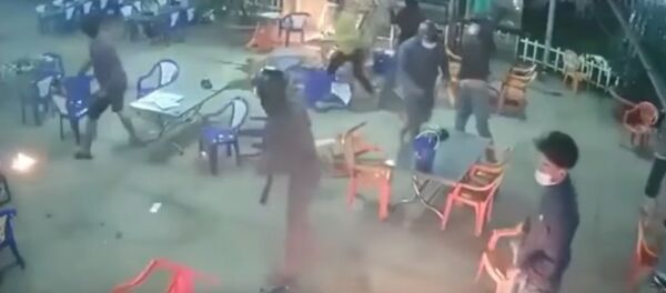 Видеофакт: неизвестные забросали коктейлями Молотова кафе во Вьетнаме - Sputnik Беларусь